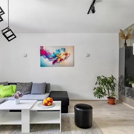 Апартаменты Quiet 1bed Flat With Free Parking *